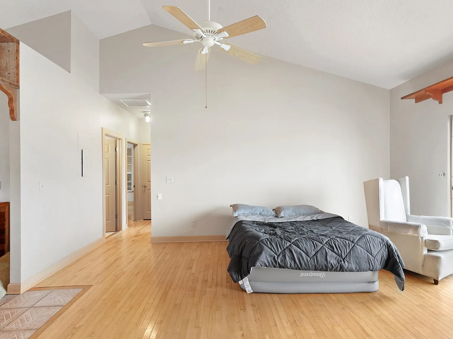 2 bed, 2400 sqft, $2,500 — Photo 2
