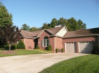 910 3rd St NE, Conover, NC 28613