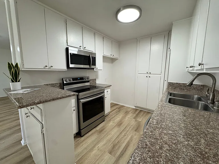 20317 Saticoy St — Photo 18