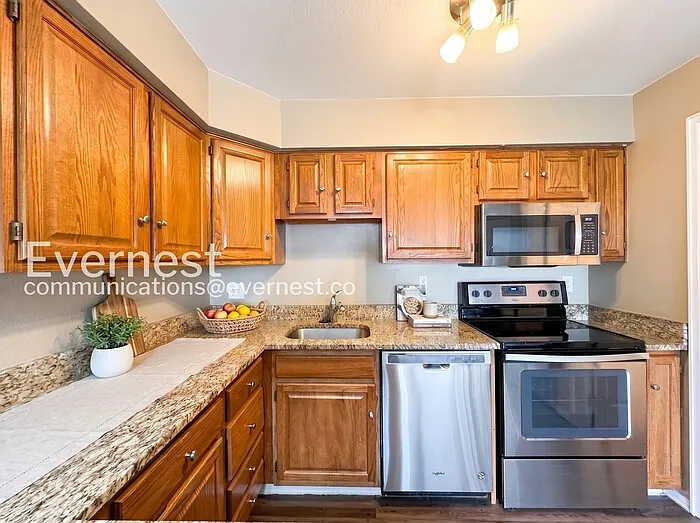 2 bed, 2.0 bath, 975 sqft, $1,897 — Photo 4