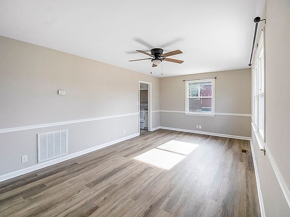 4th image of 813 Country Club Dr