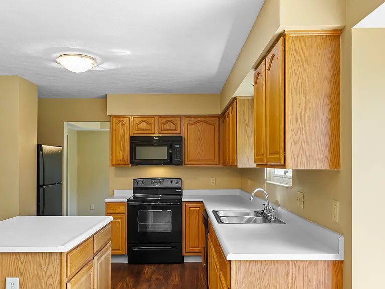 1637 Cantebury Ln — Photo 3