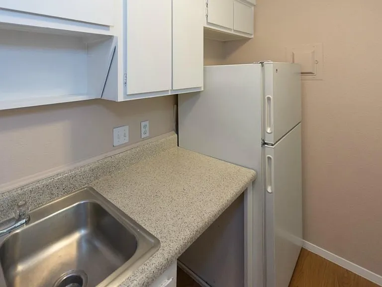 400 W 34th St #102 — Photo 2