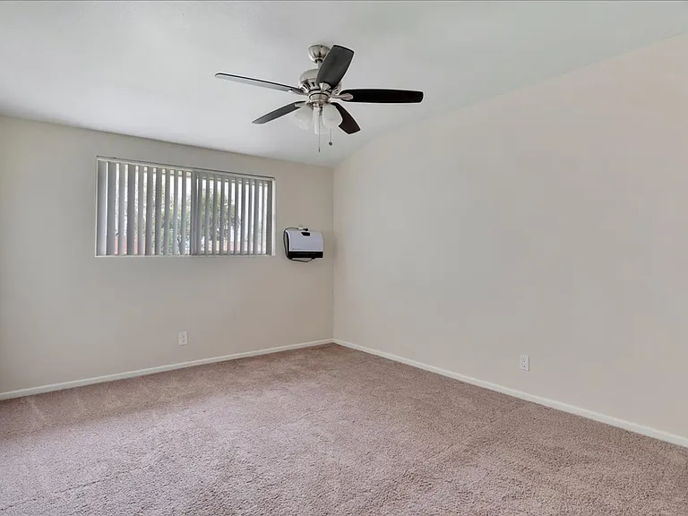 Melrose Place Apartments — Photo 101