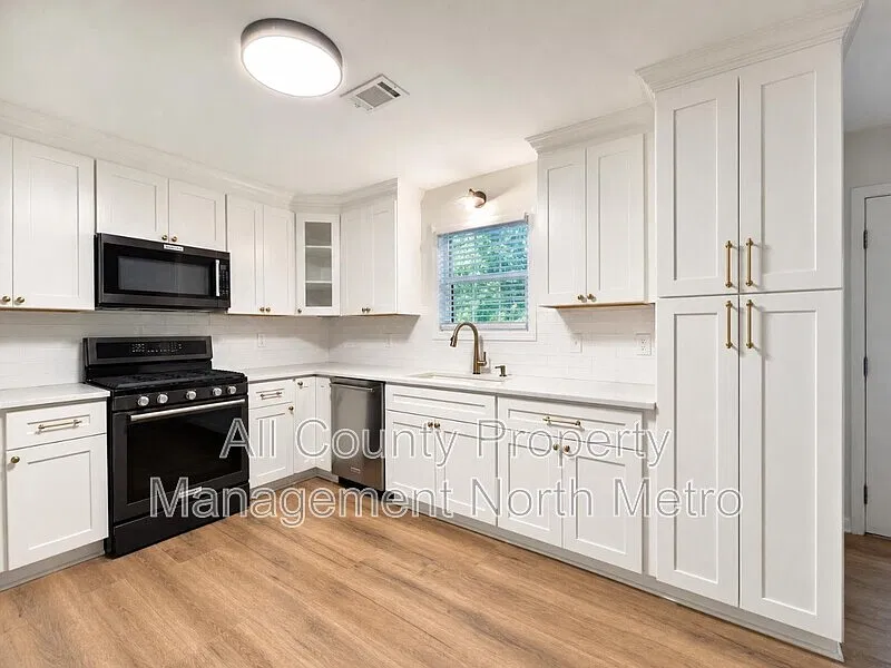 4 bed, 2.0 bath, 2336 sqft, $2,700 — Photo 3