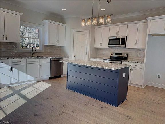 3rd image of 4810 Selwyn Dr