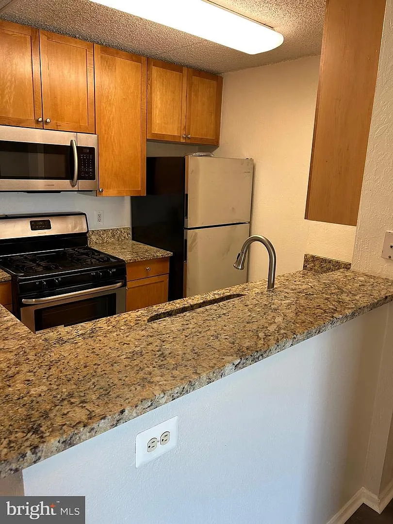 2 bed, 1048 sqft, $2,200 — Photo 3