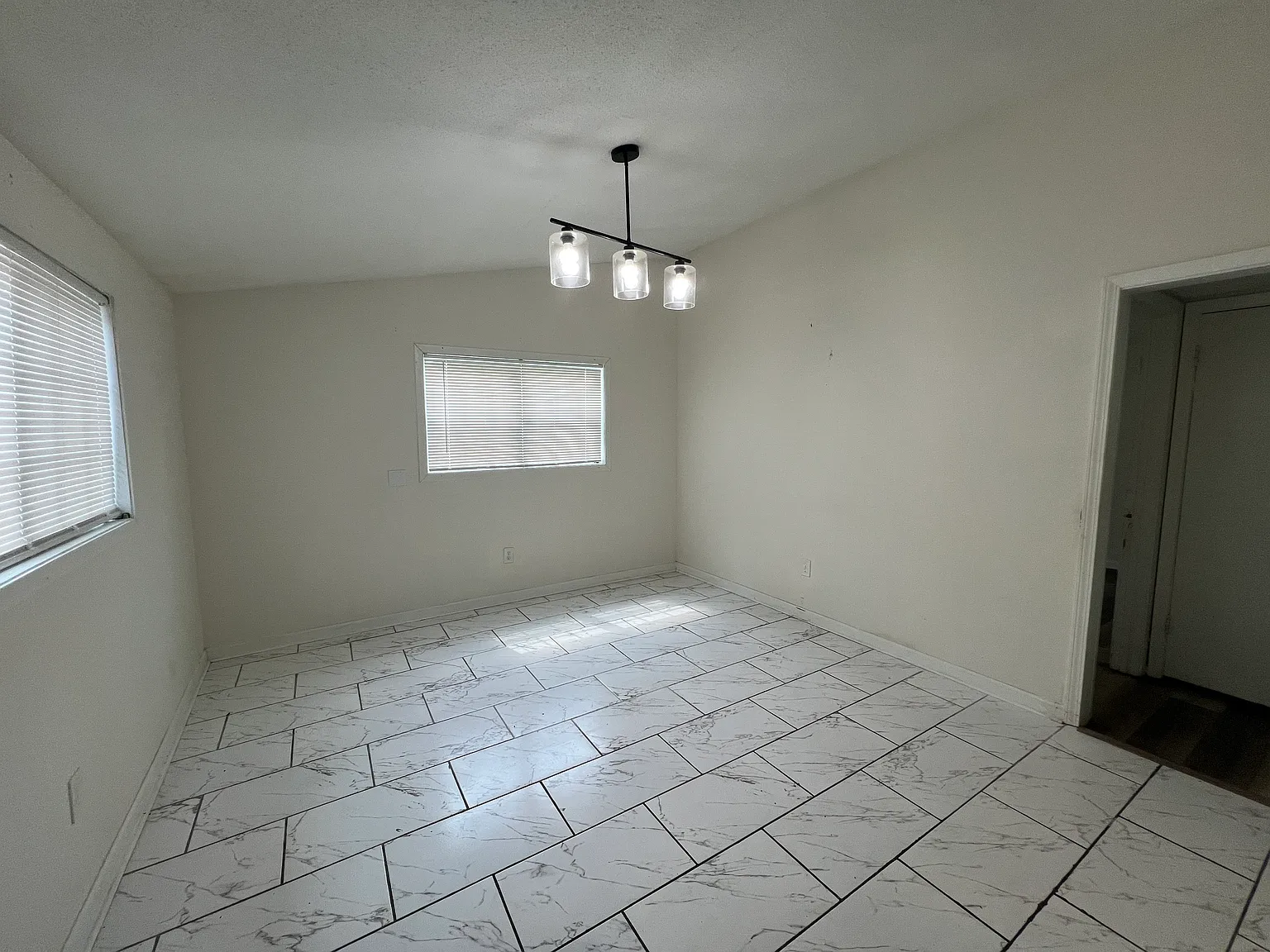 3 bed, 1005 sqft, $1,350 — Photo 2
