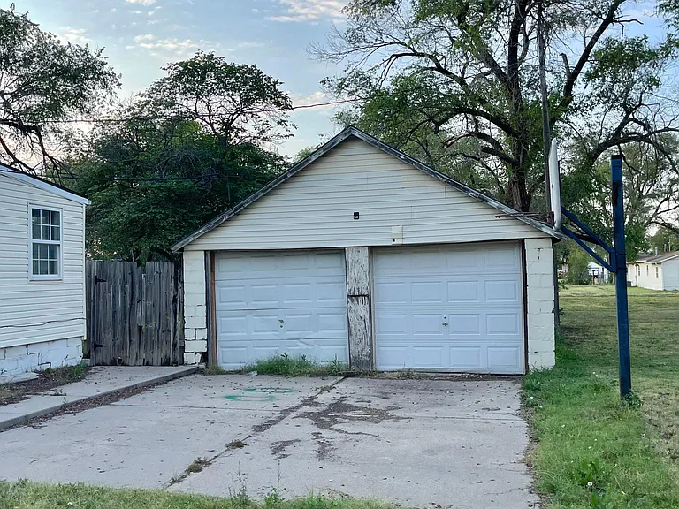 322 E Avenue D — Photo 5