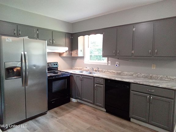 3rd image of 2535 Hillcrest Cir