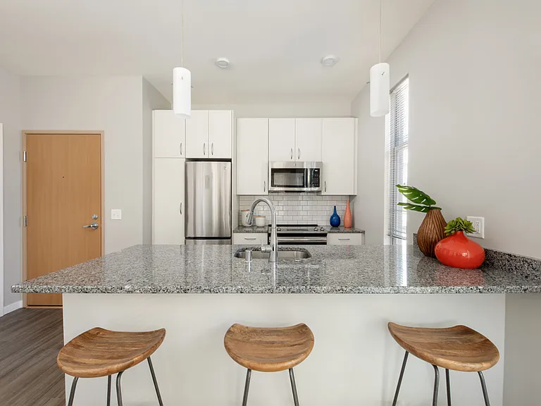 Vista - 1 Bed / 1 Bath - 708 SF - Kitchen