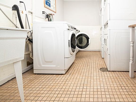3rd image of 400 Governors Dr APT 7