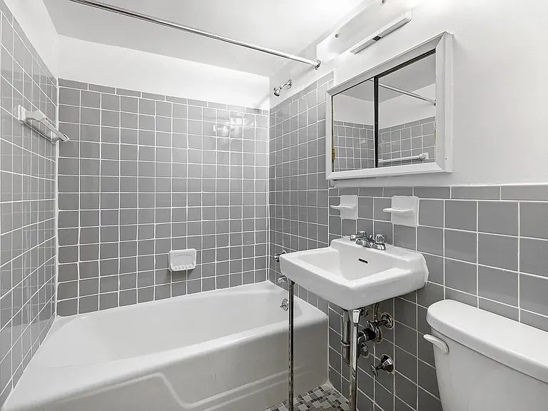 42-49 Colden St #7Z — Photo 4
