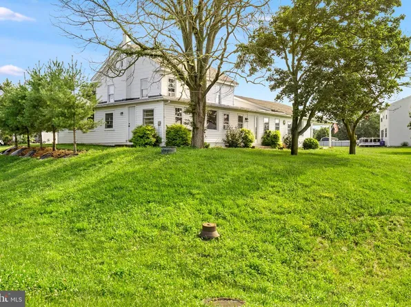 1461 Finch Dr, Chambersburg, PA 17202