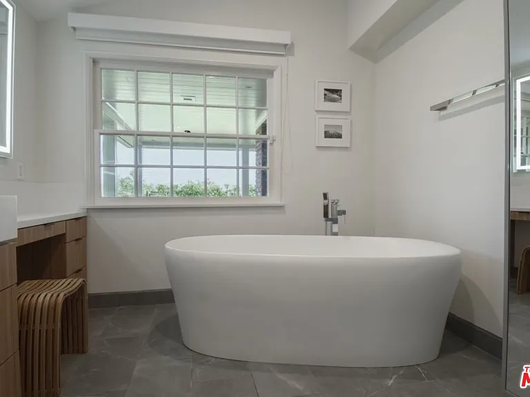 1121 N Beverly Dr — Photo 17