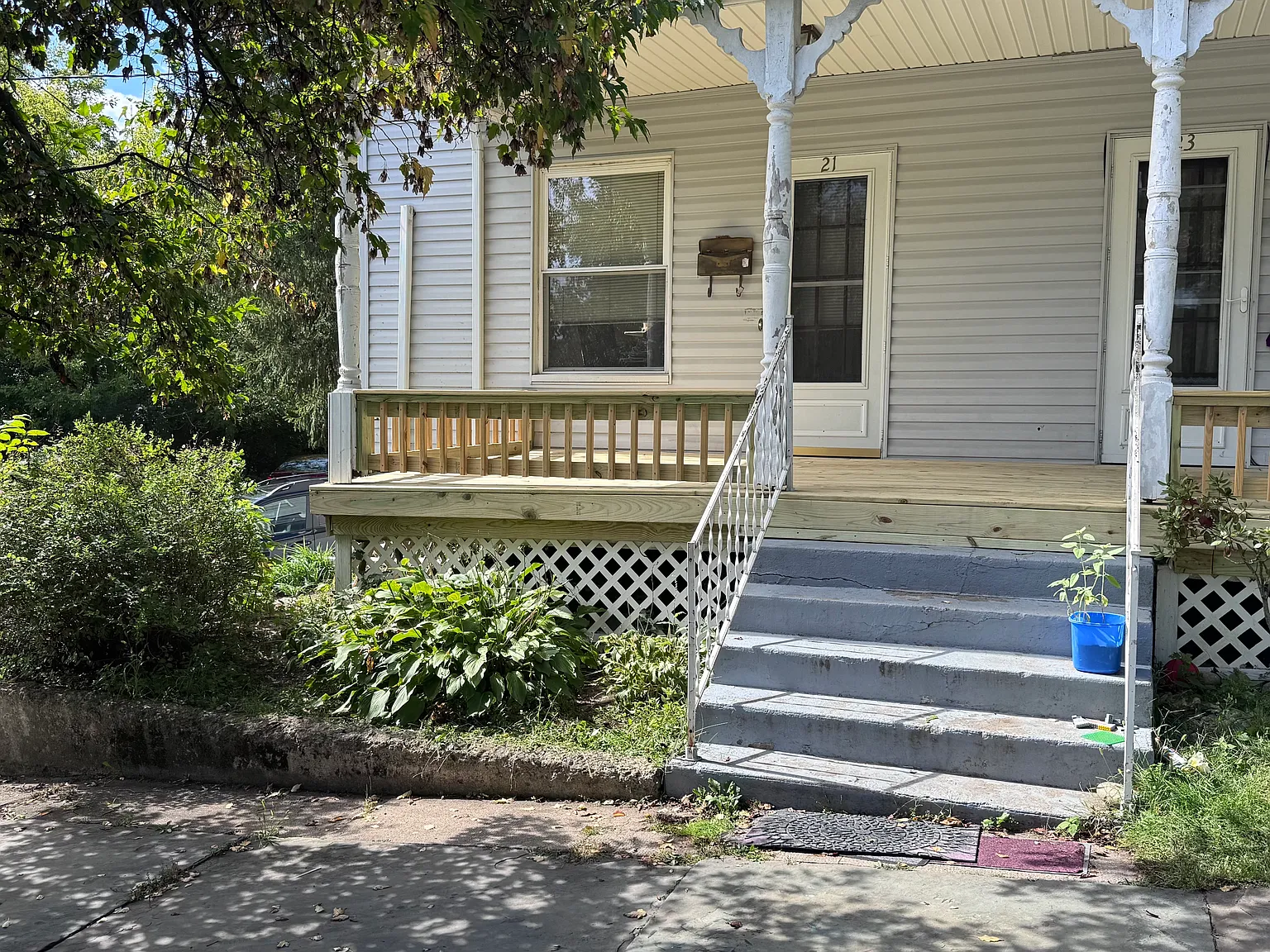 3 bed, 1100 sqft, $1,300 — Photo 1