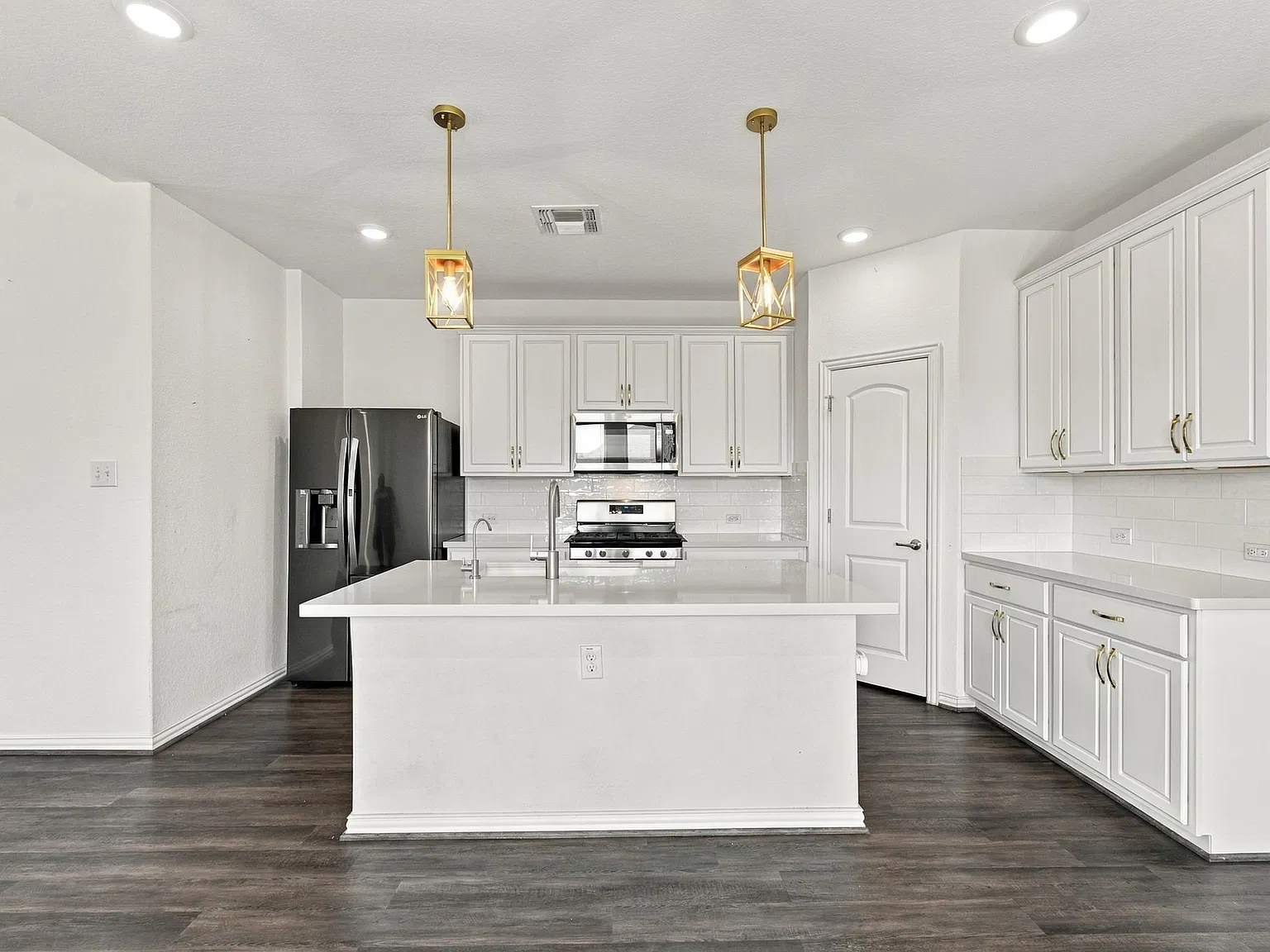5 bed, 9722 sqft, $2,450 — Photo 2