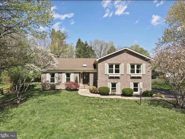 10854 Meadowland Dr, Oakton, VA 22124