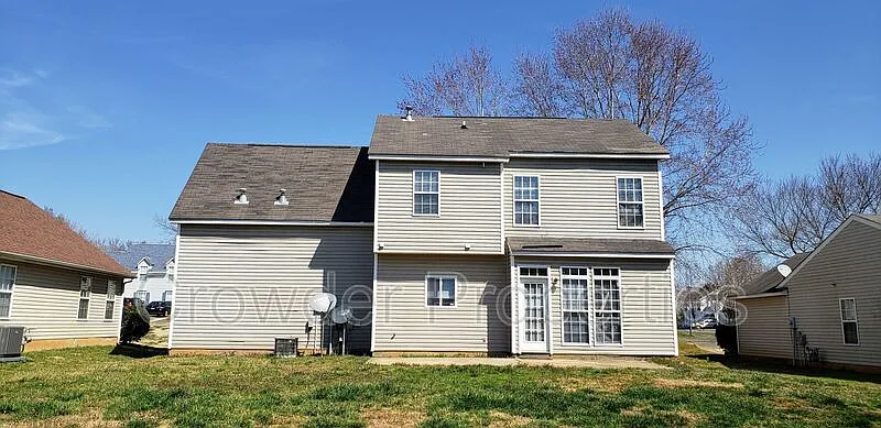 4 bed, 2.5 bath, 1815 sqft, $1,900 — Photo 2