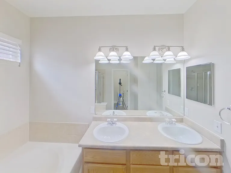2290 Saint Claire Dr — Photo 8