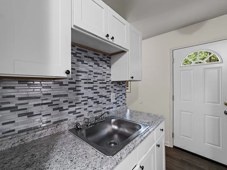 2 Bed, 1 Bath Townhome - Renovated
