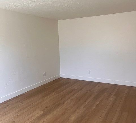 4th image of 953 E Browning Ave