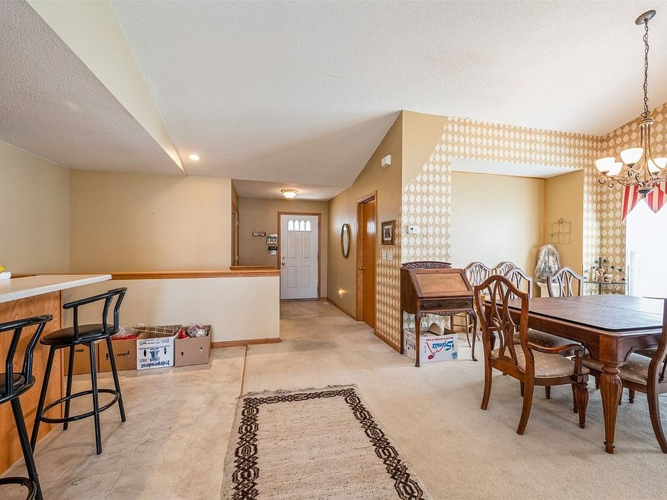 1812 Emmy Ln, Hiawatha, IA 52233 | Zillow