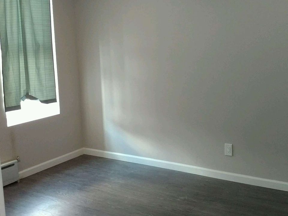2nd image of 3010 Steinway St
