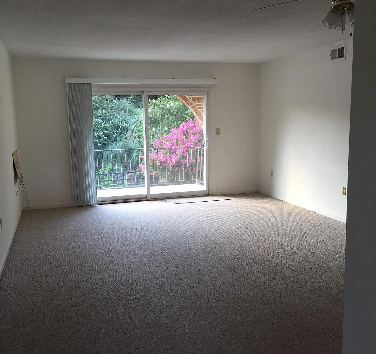 2 bed, 1100 sqft, $1,300 — Photo 2