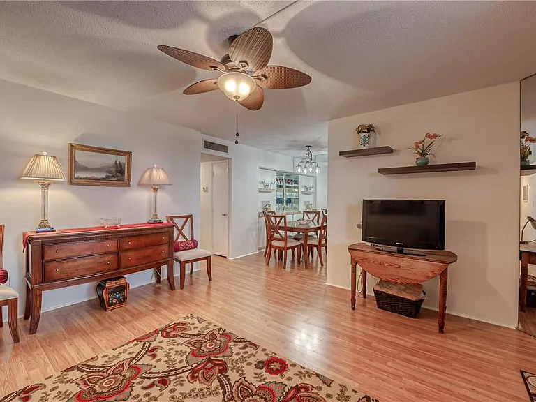2400 NE 10th St #204 — Photo 3
