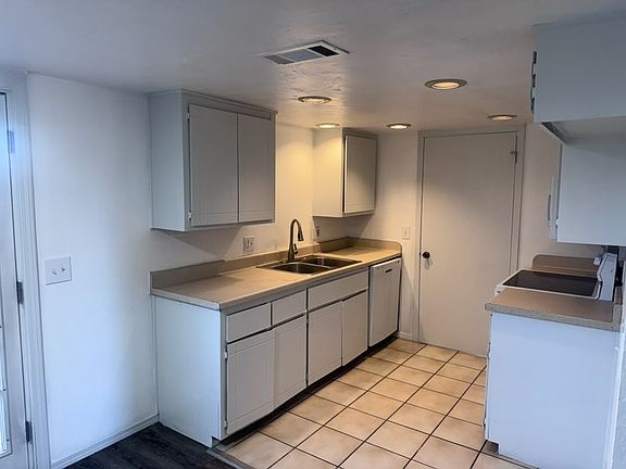 3rd image of 440 Belmont Dr