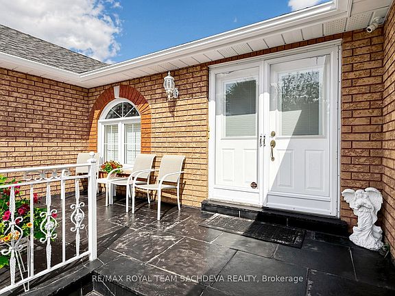 3rd image of 11 Devonridge Cres