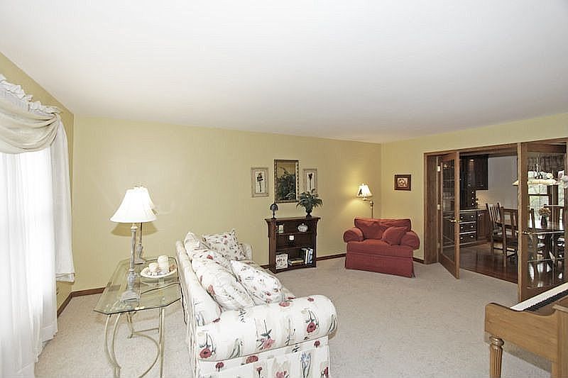1st image of 323 Balmoral Dr