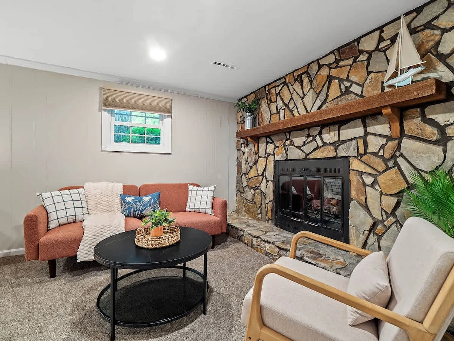 4 bed, 1.0 bath, 1679 sqft, $9,147 — Photo 4