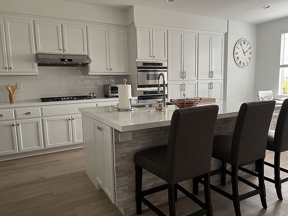 2nd image of 543 Lakeview Dr