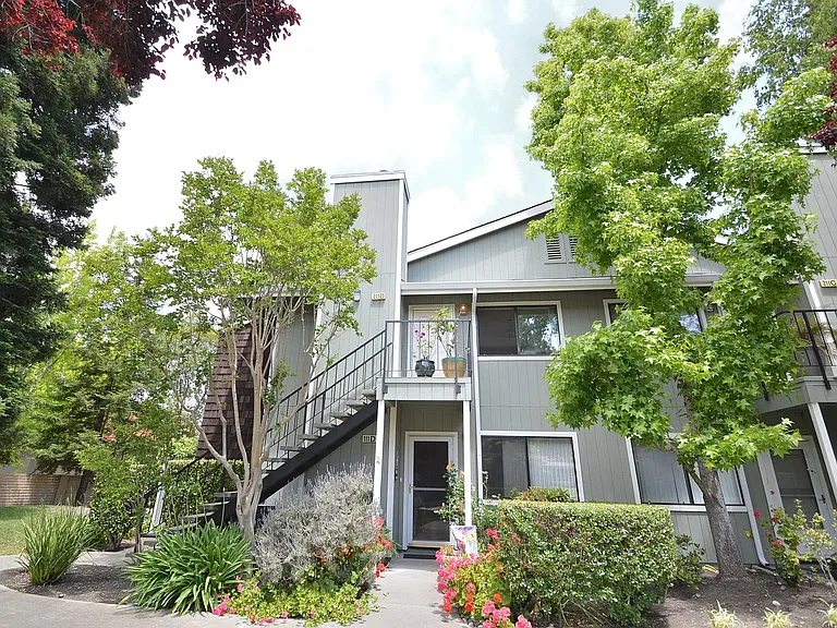 211 Compton Cir #D — Photo 2