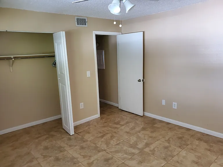2015 S Tuttle Ave #6 — Photo 1