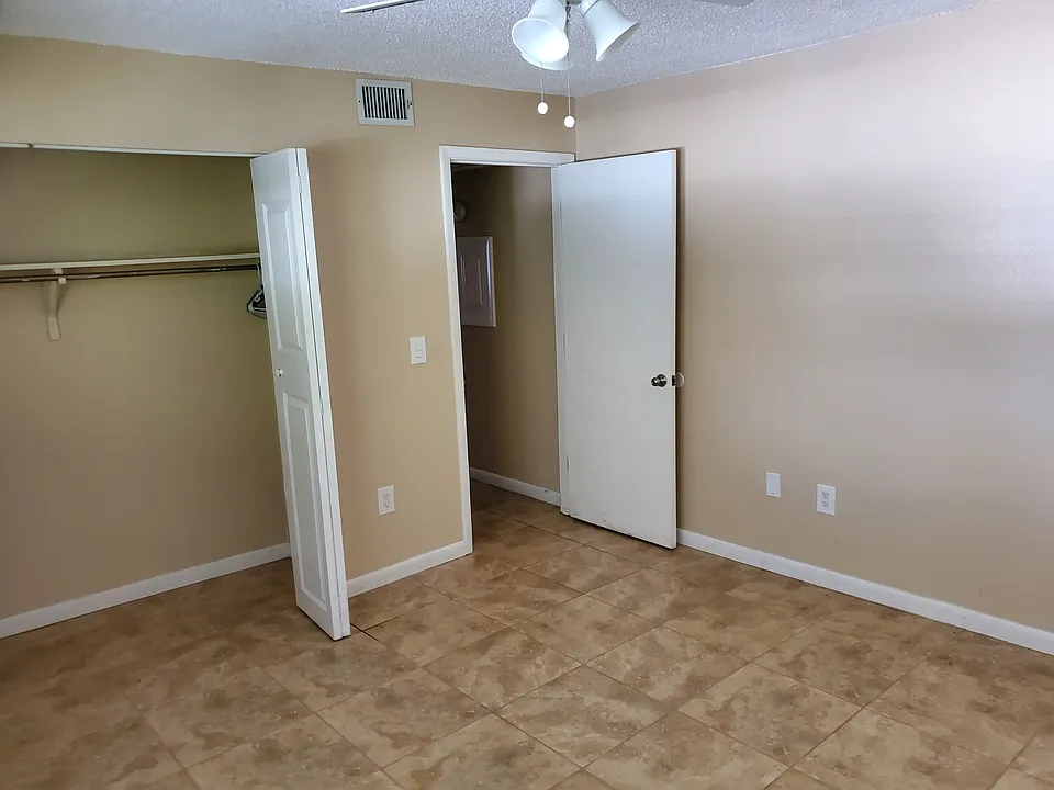 2015 S Tuttle Ave #6