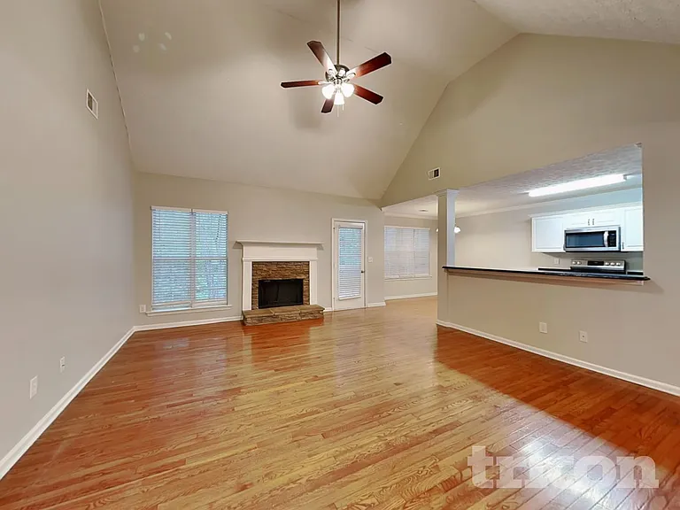 313 Cascade Ct — Photo 2