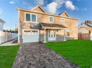 29 Mellow Ln, Westbury, NY 11590