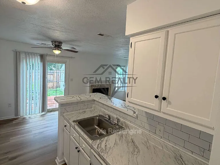 569 Cromwell Ct — Photo 17