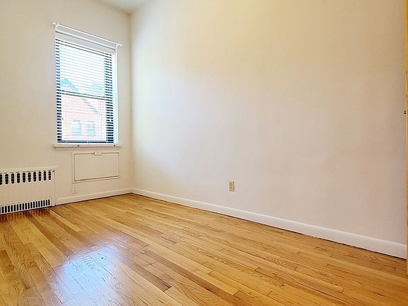 3rd image of 27 W 71st St APT 4A