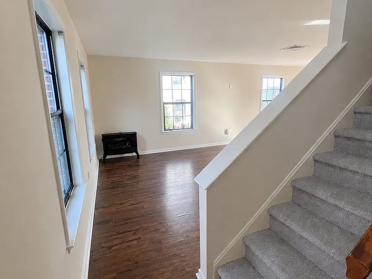 50 Carriage House Dr — Photo 2