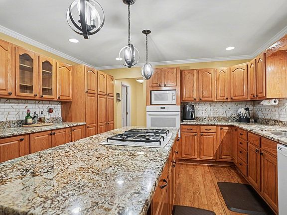 4th image of 753 Robin Dr.