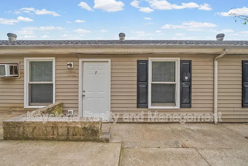 2 bed, 1.0 bath, 700 sqft, $700 — Photo 2