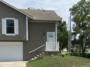 713 NE Ash St APT B, Lees Summit, MO 64063