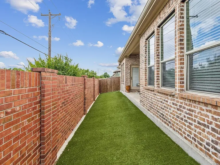 2416 Royal Summit Dr — Photo 17