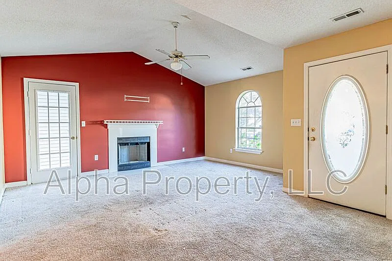 2 bed, 1.0 bath, 828 sqft, $1,300 — Photo 3