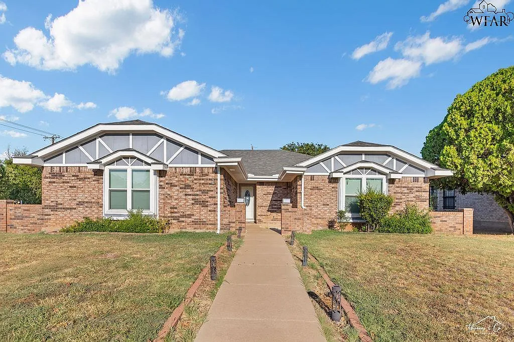 3 bed, 2.0 bath, 1450 sqft, $2,295 — Photo 1