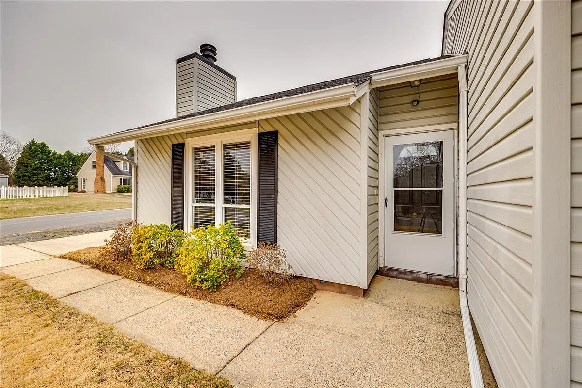 3 bed, 2.0 bath, 1297 sqft, $2,800 — Photo 1